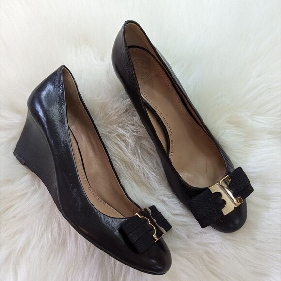 Tory Burch Black Leather Gold Gemini Link Bow Wedges Heels 7.5